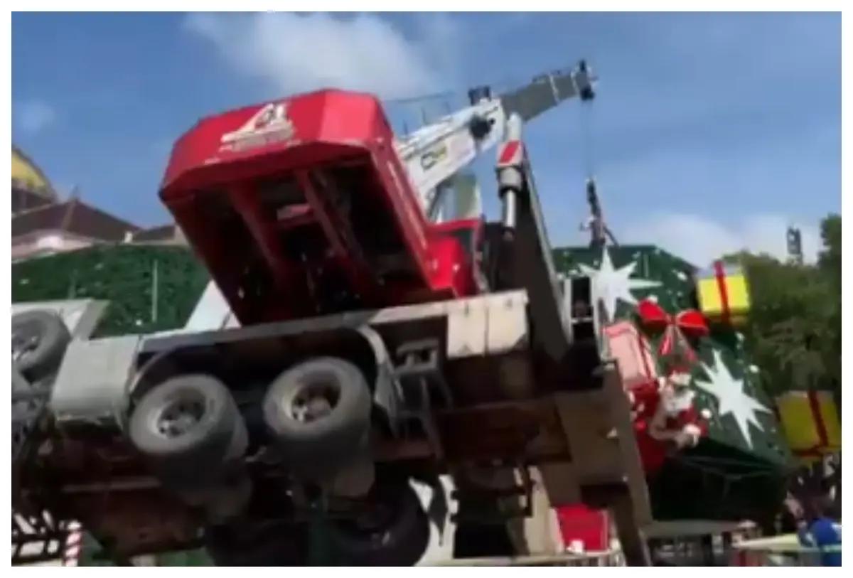 Hombre muere aplastado durante la instalación de un árbol de Navidad gigante en Brasil