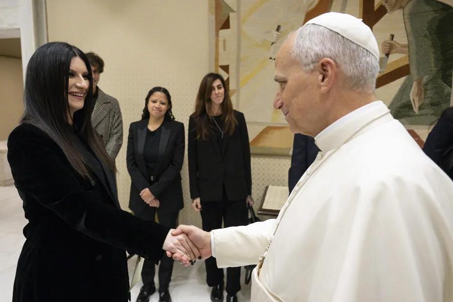 Laura Pausini le regaló canción inédita al Papa León XIV en el Vaticano