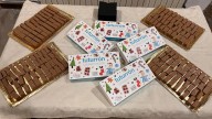 La Navidad sabe a solidaridad en Huesca con el turrón que ayuda a los niños con cáncer