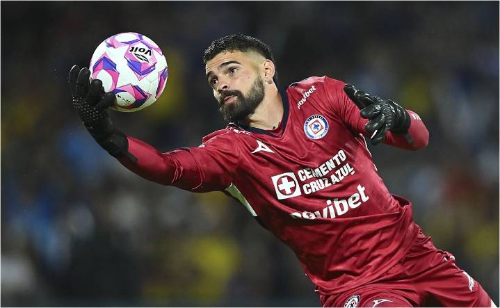 Nicolás Larcamón respalda y elogia a Andrés Gudiño previo al partido contra Chivas; “La identidad no cambia sin Kevin Mier”