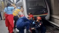 ¡Tragedia en el Metro! Abuelo se descompensa y cae a los rieles, dejando a todos en shock.