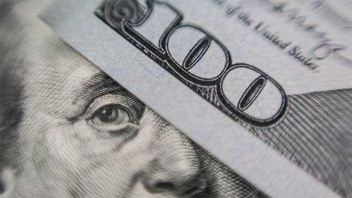 El dólar oficial cerró en baja a $1.485 en un mercado volátil