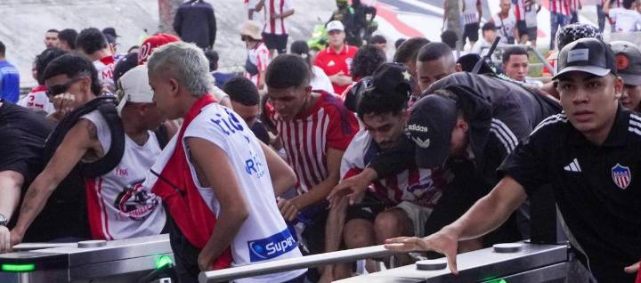 Desadaptados se volaron los torniquetes para ingresar al partido Junior