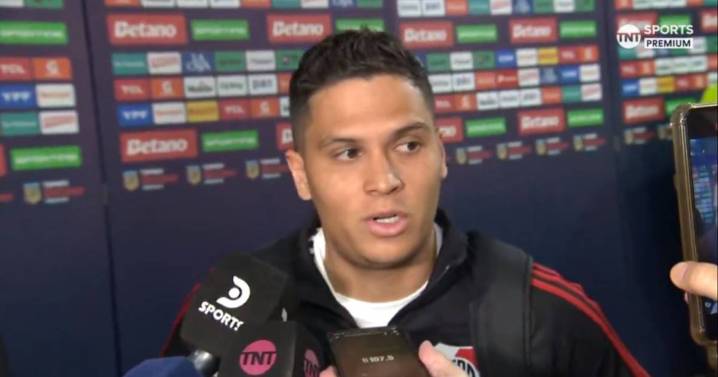 El fuerte cruce de Juan Fernando Quintero con un periodista tras el Superclásico: “Jamás le haría la cama”