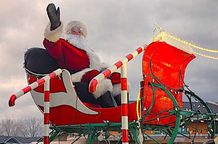 Santa Claus wishes thousands lining Belleville parade a very, 'Merry Christmas'
