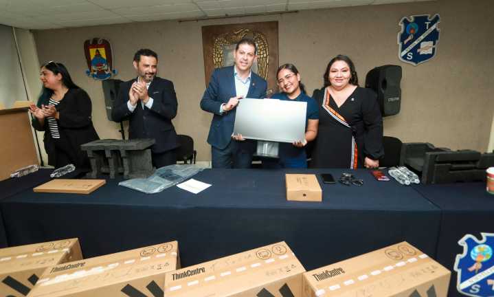 Entrega rector de la UAdeC Mobiliario a la Facultad de Trabajo Social Unidad Sureste