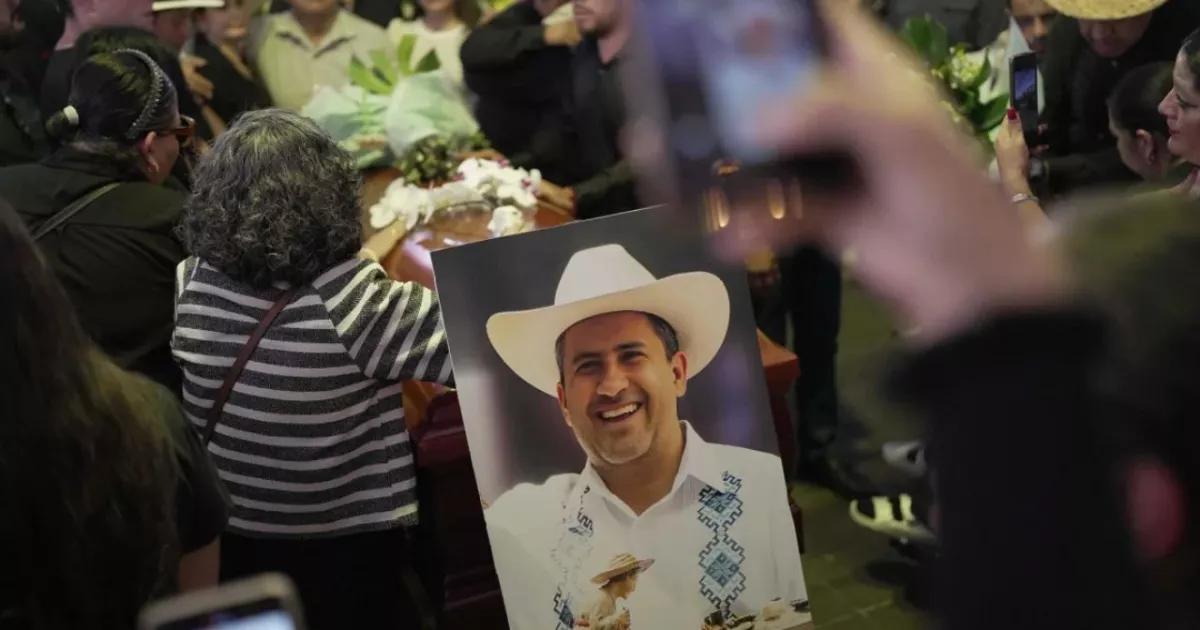 A Carlos Manzo lo mataron… y el gobierno se dice víctima