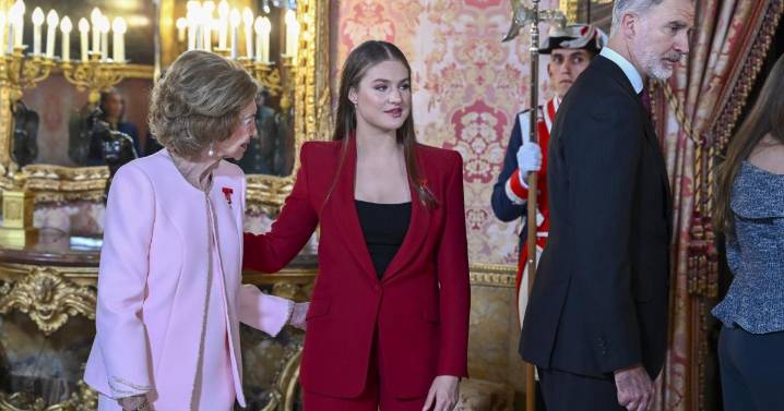 La princesa Leonor rinde tributo a la reina Letizia vistiendo rojo en el 50º aniversario de la monarquía