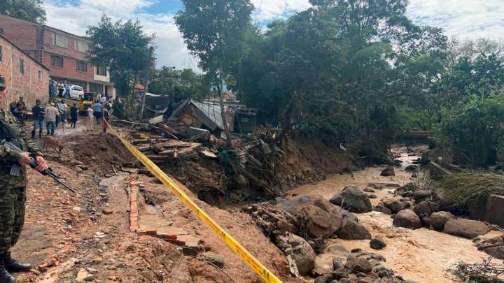 Lo que se sabe de la familia que fue arrastrada en su vehículo por creciente súbita en Silvania, Cundinamarca: hay un muerto y tres desaparecidos