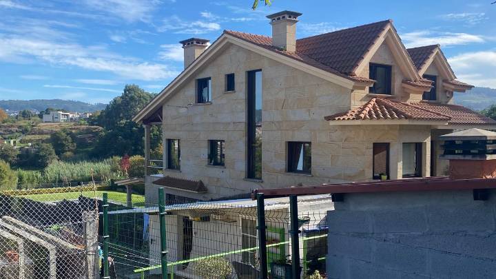 Una casa de 400 metros y con piscina se libra del derribo en Vigo