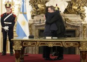 “Con todo, eh”: Milei le tomó juramento a Adorni como nuevo jefe de Gabinete