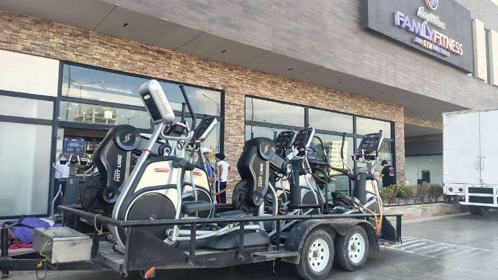 Usuarios del gimnasio “Family Fitness” en Saltillo se vieron sorprendidos con embargo mientras hacían ejercicio