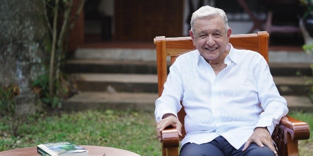 López Obrador reaparece para presentar su nuevo libro "Grandeza"