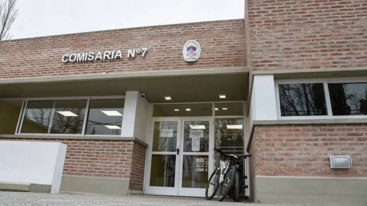 Vecinos de Plottier evitaron la fuga de un ladrón tras un robo y retuvieron al acusado hasta la llegada policial