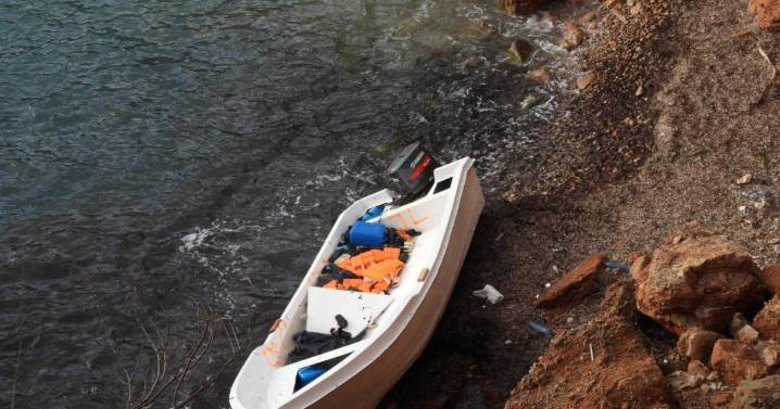 Sorprenden a dos hombres intentando robar el motor de una patera en Andratx