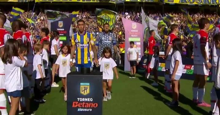 Un pasillo de espaldas y en silencio: la protesta de Estudiantes de La Plata contra Rosario Central tras su polémico título