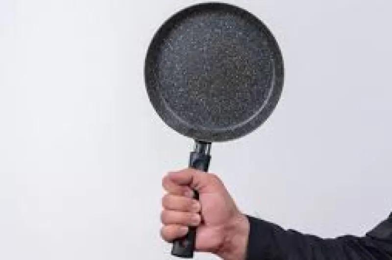 Atacó a su pareja con un sartén: "¿Dónde estuviste todo el día?"