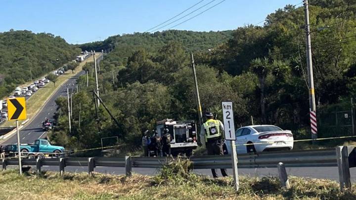 Matan a 2 en la Carretera Nacional; camioneta termina volcada