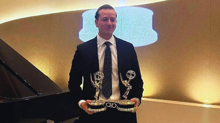 Periodista nogalense Hiram González, gana dos premios Emmy por trabajo en la frontera