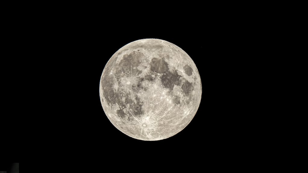 Luna llena de noviembre: cuál es el ritual de la miel que se debe hacer durante esta noche