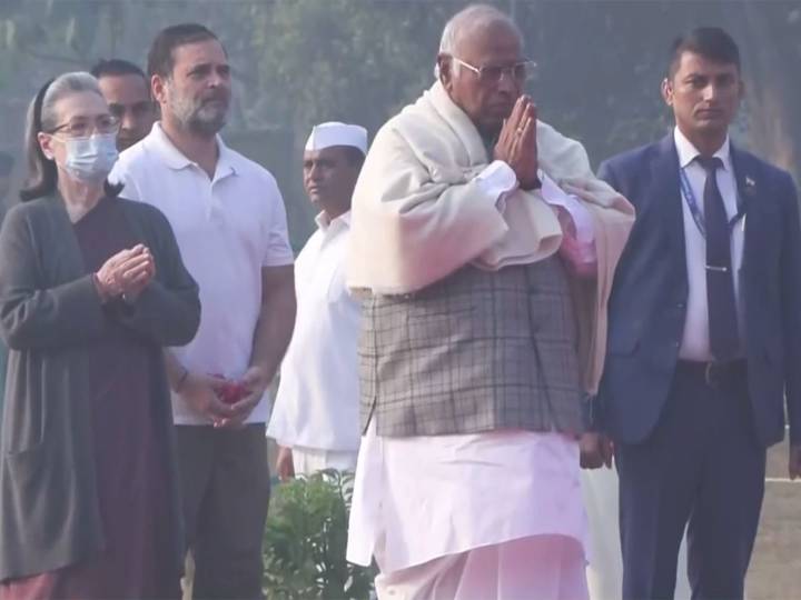 Congress leaders pay tribute to Former PM Indira Gandhi