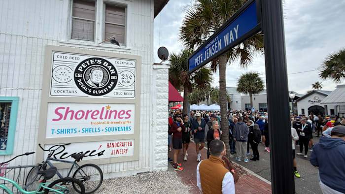 People fill Neptune Beach streets for 40th Petesgiving celebration at Pete’s Bar