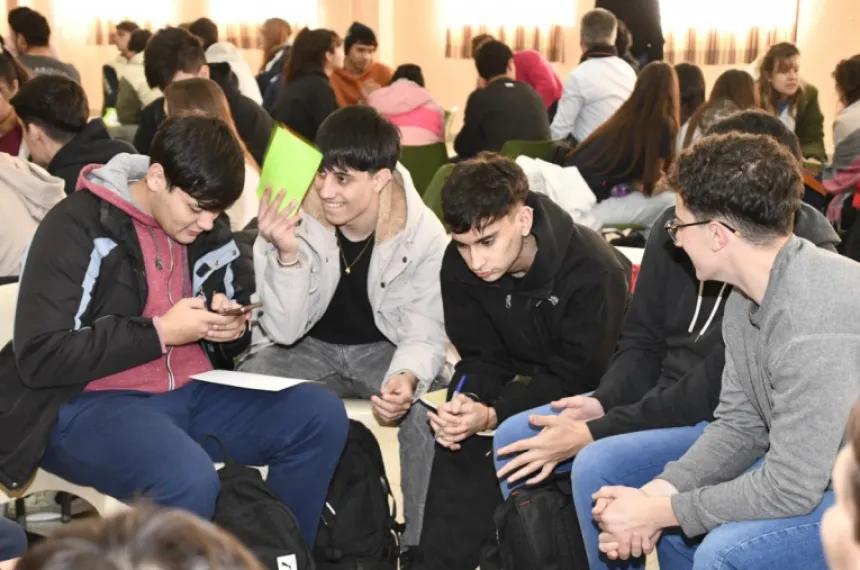 Encuestan expectativas juveniles