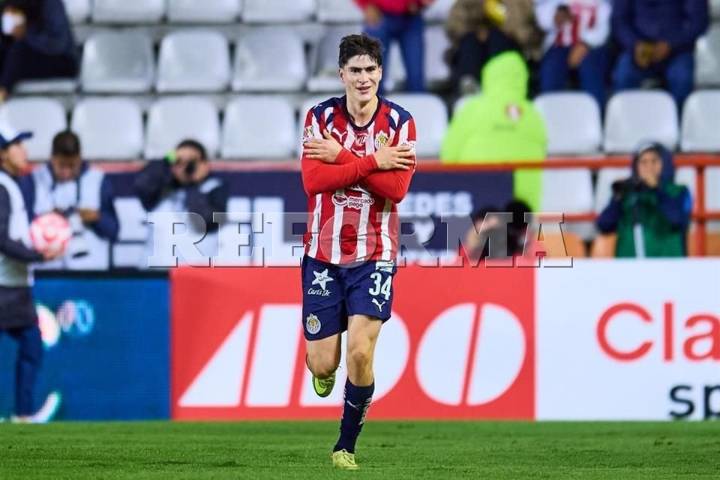 Golazo de 'Hormiga' acerca a Chivas a Liguilla directa