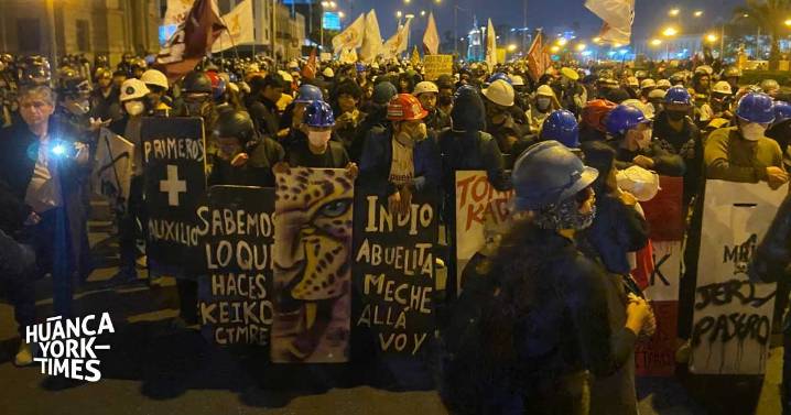 Manifestantes realizan vigilia por Trvco y exigen que se vayan el presidente y el Congreso