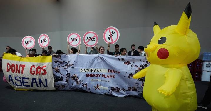 ‘Pókemon sí, combustibles fósiles no’: Un ‘Pikachu’ y activistas protestan en la COP30 de Brasil
