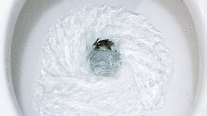 Cómo destapar el inodoro del baño sin sopapa ni elementos químicos