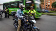 Motociclistas no podrán recibir comparendos de agentes de tránsito por dispositivos de fábrica en el escape, aclara la norma