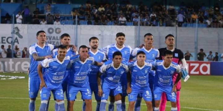 Estudiantes (RC) se convirtió en el primer finalista del reducido de la Primera Nacional y espera rival para definir el ascenso