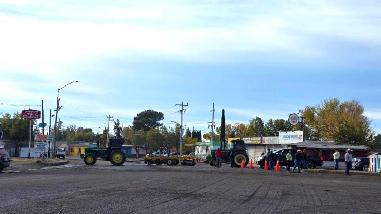 Liberan tres carreteras; bloqueo total en dos