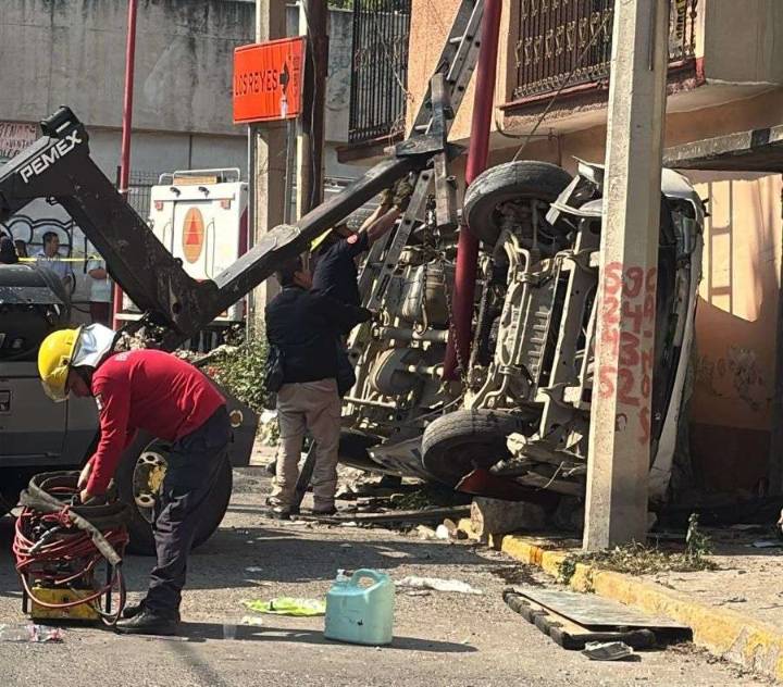 Vuelca transporte público en Los Reyes La Paz y deja dos personas fallecidas