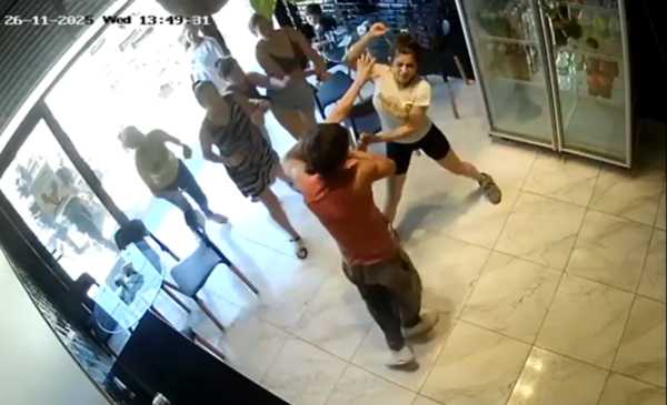 VIDEO. Piñas van, piñas vienen en Ensenada: un accidente desencadenó una brutal golpiza y una joven resultó herida