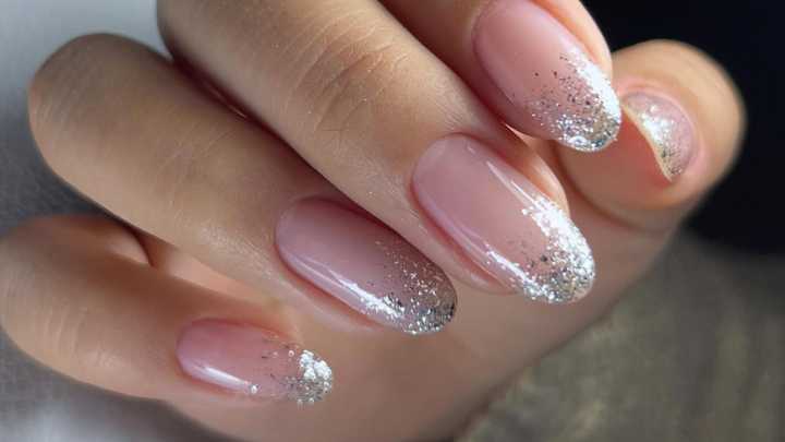 ¡Sí al glitter! 5 diseños de uñas navideñas discretos y elegantes que debes llevar este diciembre