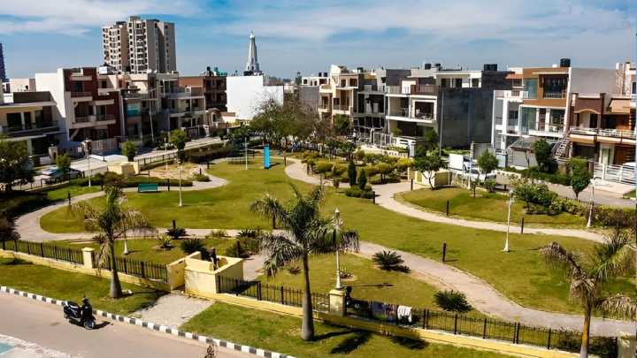 Mohali MC cracks down on 24 illegal vendors and dhabas, seizes goods in major drive