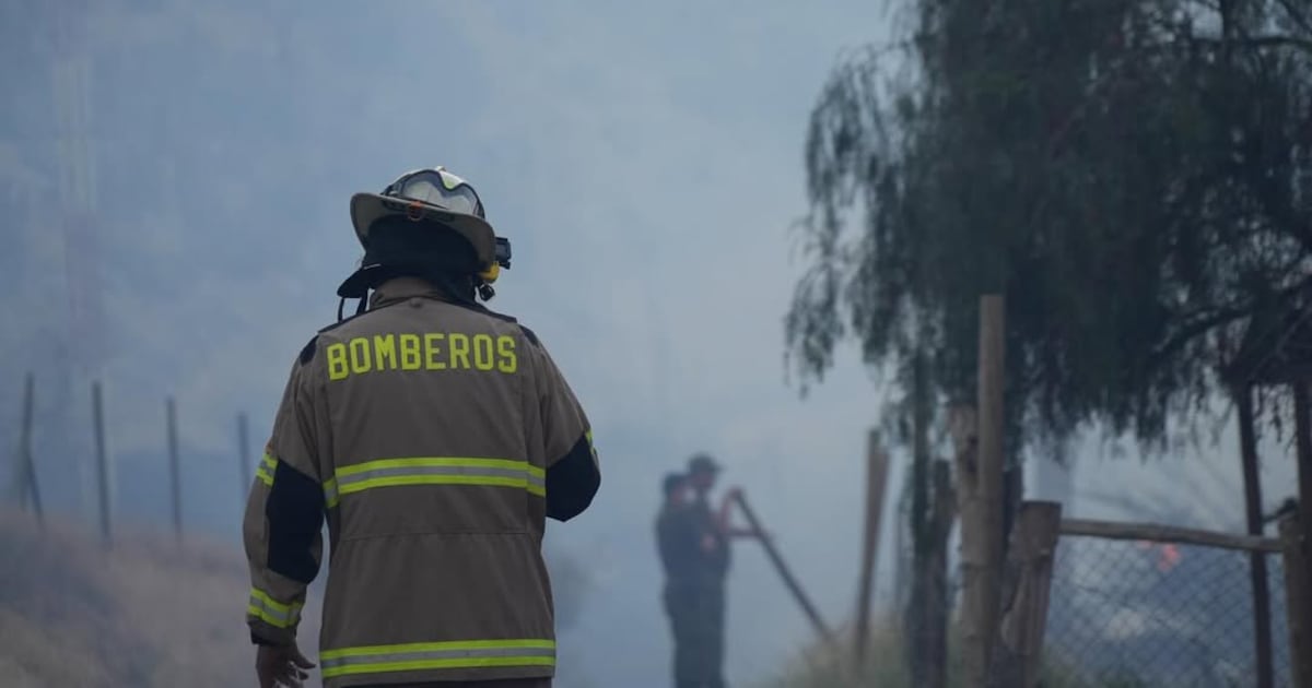 Incendio consume viviendas en campamento Nueva Esperanza de Cerrillos