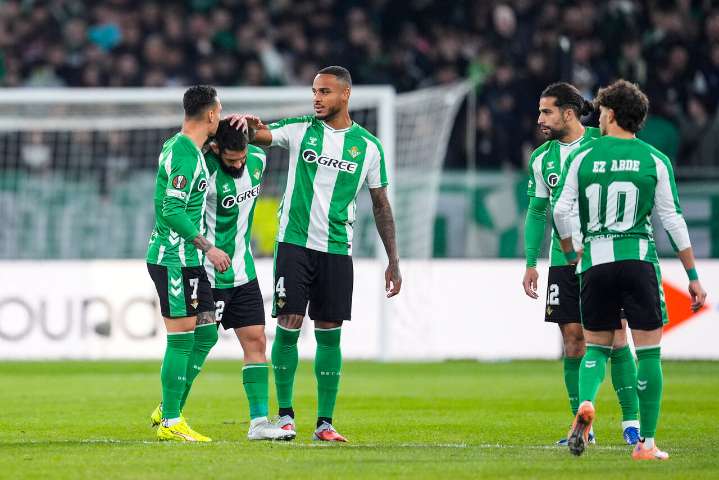 Tres puntos a un alto precio, Isco y Amrabat encienden las alarmas en el Betis