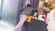 VIDEO: Mujer arroja café hirviendo a gerente de un local de McDonald's