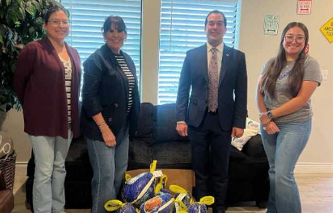 Entregan pavos al Wintergarden Women’s