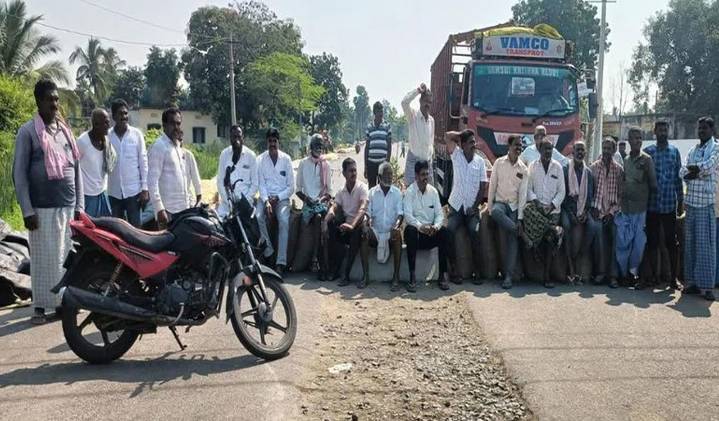 Karimnagar: Farmers stage rasta roko over stalled paddy weighing in Veenavanka