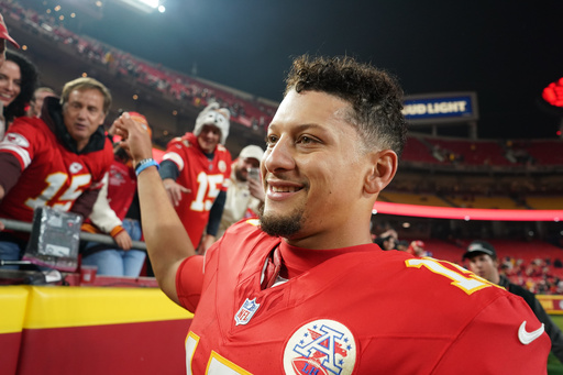 El gobernador de Missouri sugiere un techo retráctil si los Chiefs renuevan el Estadio Arrowhead