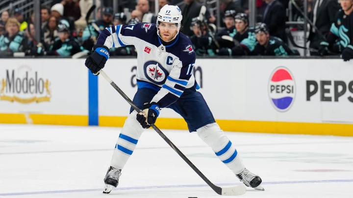 Lowry signs 5-year contract with Jets