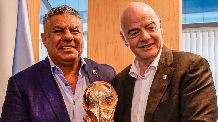 Gianni Infantino respaldó a "Chiqui" Tapia y destacó su rol en la FIFA El presidente de la FIFA, Gianni Infantino,felicitó al titular de la AFA por su ratificación en el Consejo del organismo internac