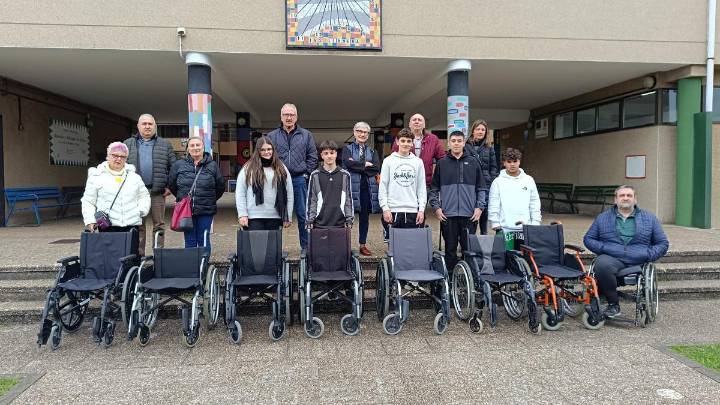 Llanera rompe barreras en silla de ruedas: así toman conciencia los más jóvenes sobre la discapacidad