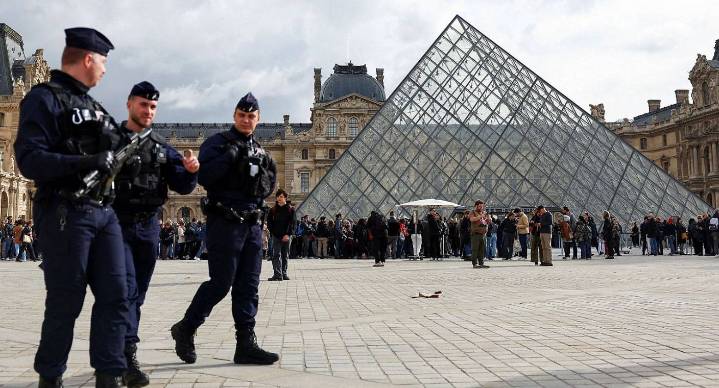 Arrestan a dos sospechosos por el robo en el Louvre; liberan a tres detenidos