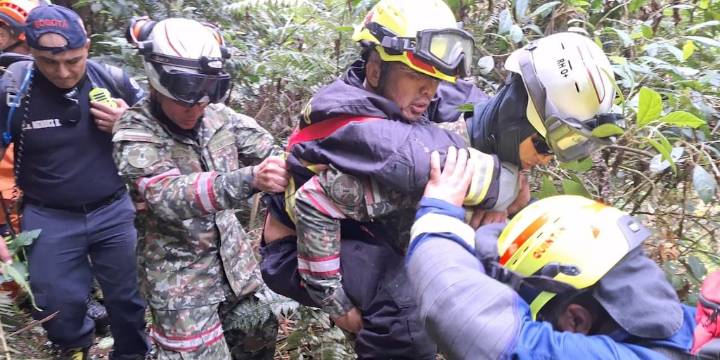 En video quedó el rescate del extranjero que se perdió en Monserrate: habría transitado por un sendero no autorizado