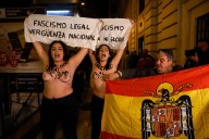 Misa masiva en recuerdo de Franco, entre un 'cara al sol' y un boicot con el pecho al aire